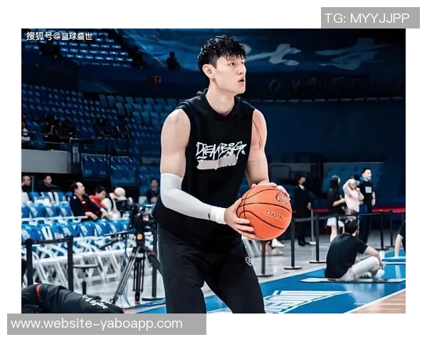 曾凡博亮相澳门布鲁克林篮网全队正式抵达开启新征程